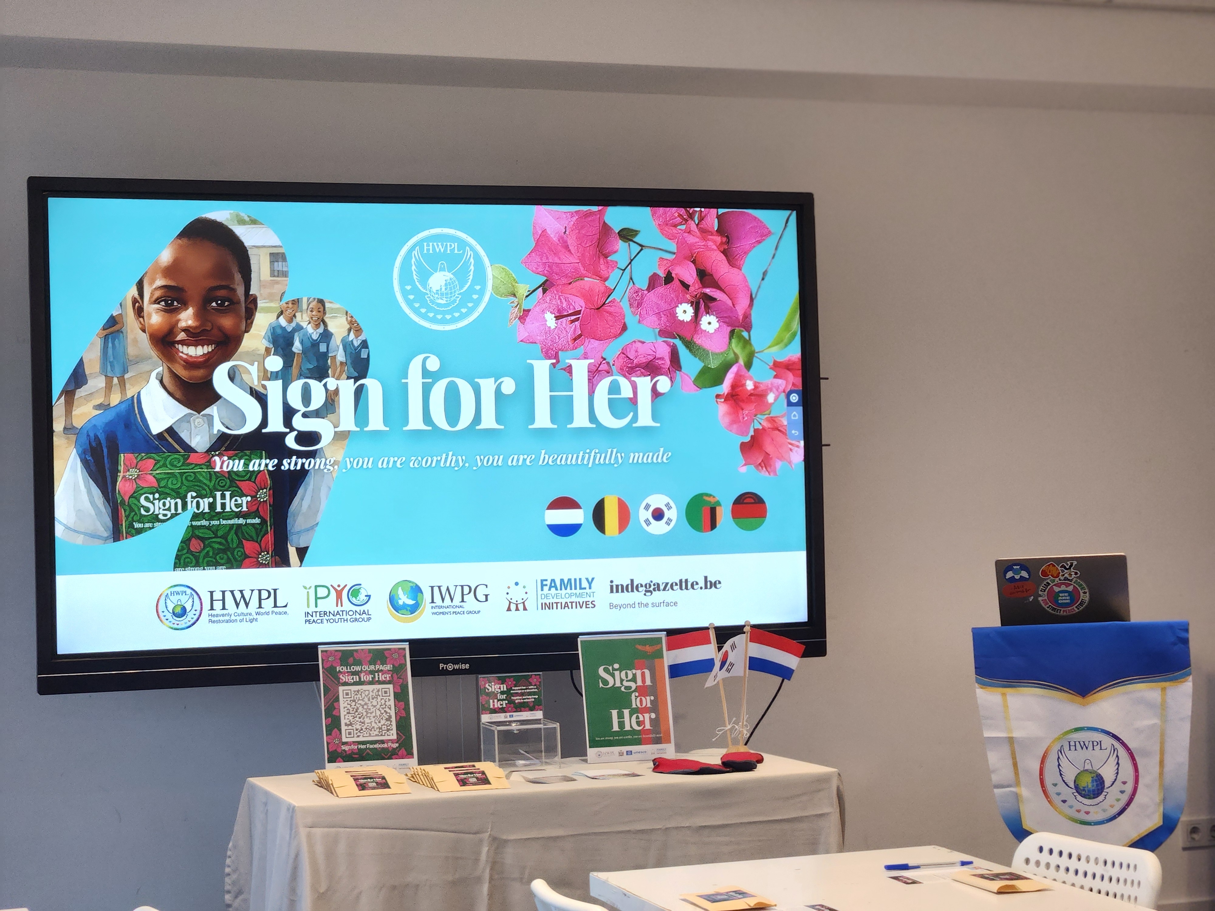 Sign for Her campaign event in the Netherlands - Volunteers signing messages